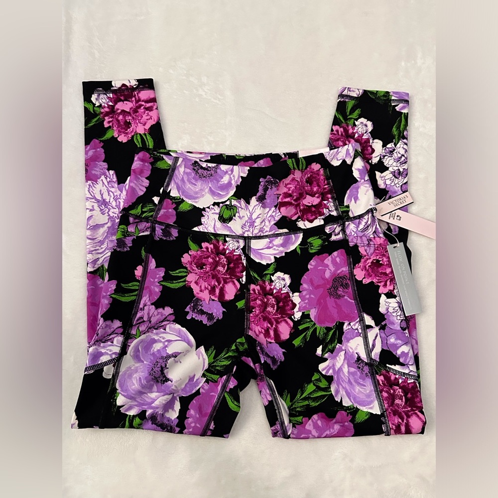 NWT Victoria’s Secret Flow On Point Legging
